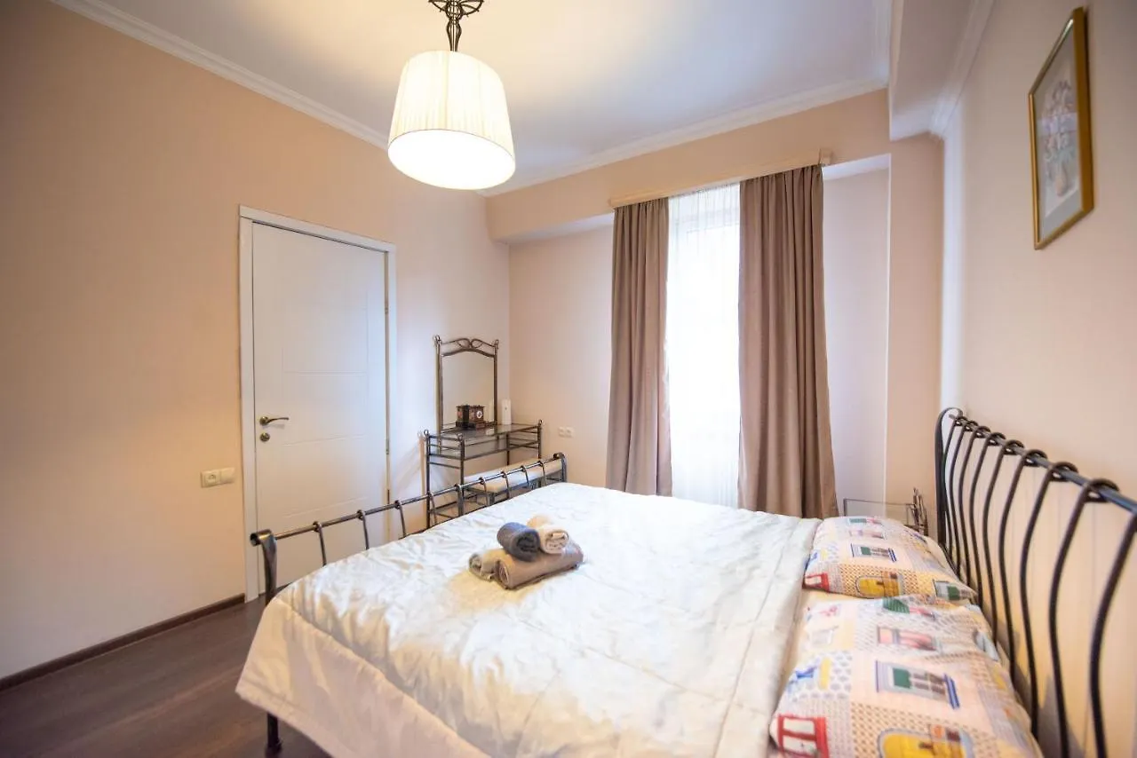 Central Vake W/ Free Parking . 2 Bedroom / 1 Bath 第比利斯 0*,  格鲁吉亚