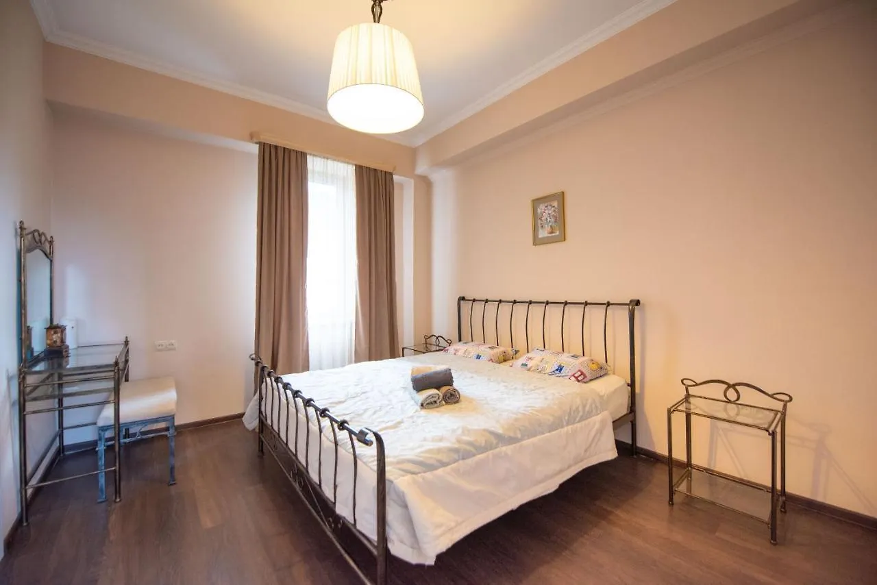 Central Vake W/ Free Parking . 2 Bedroom / 1 Bath 第比利斯