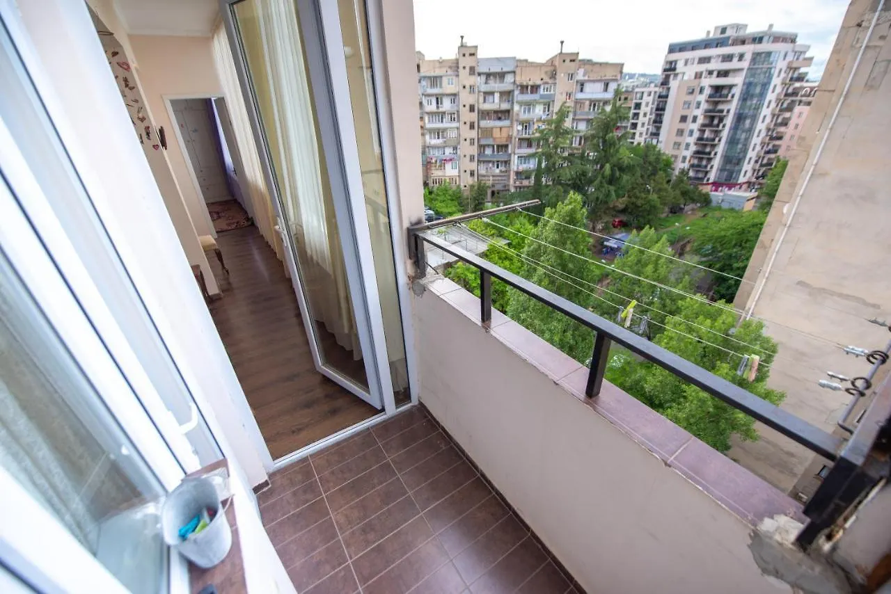 Central Vake W/ Free Parking . 2 Bedroom / 1 Bath 第比利斯
