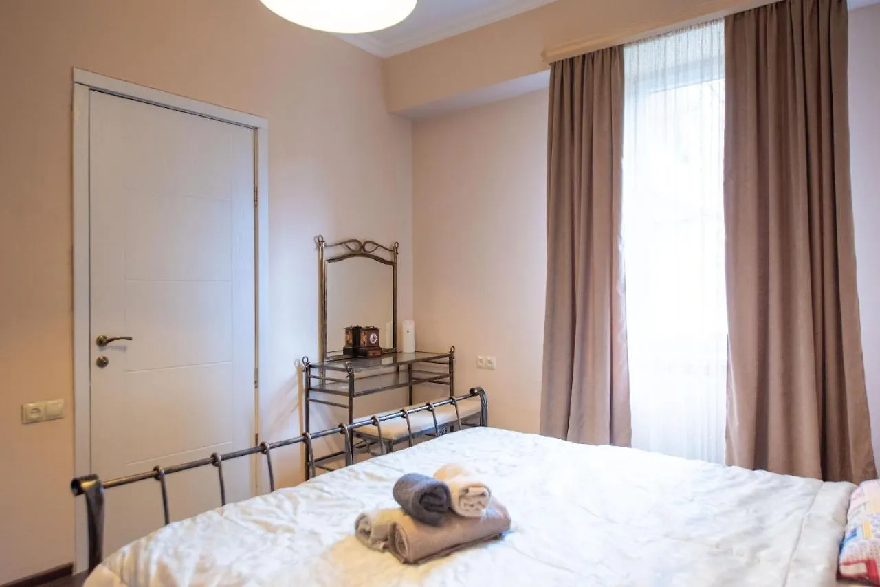 Central Vake W/ Free Parking . 2 Bedroom / 1 Bath 第比利斯 公寓
